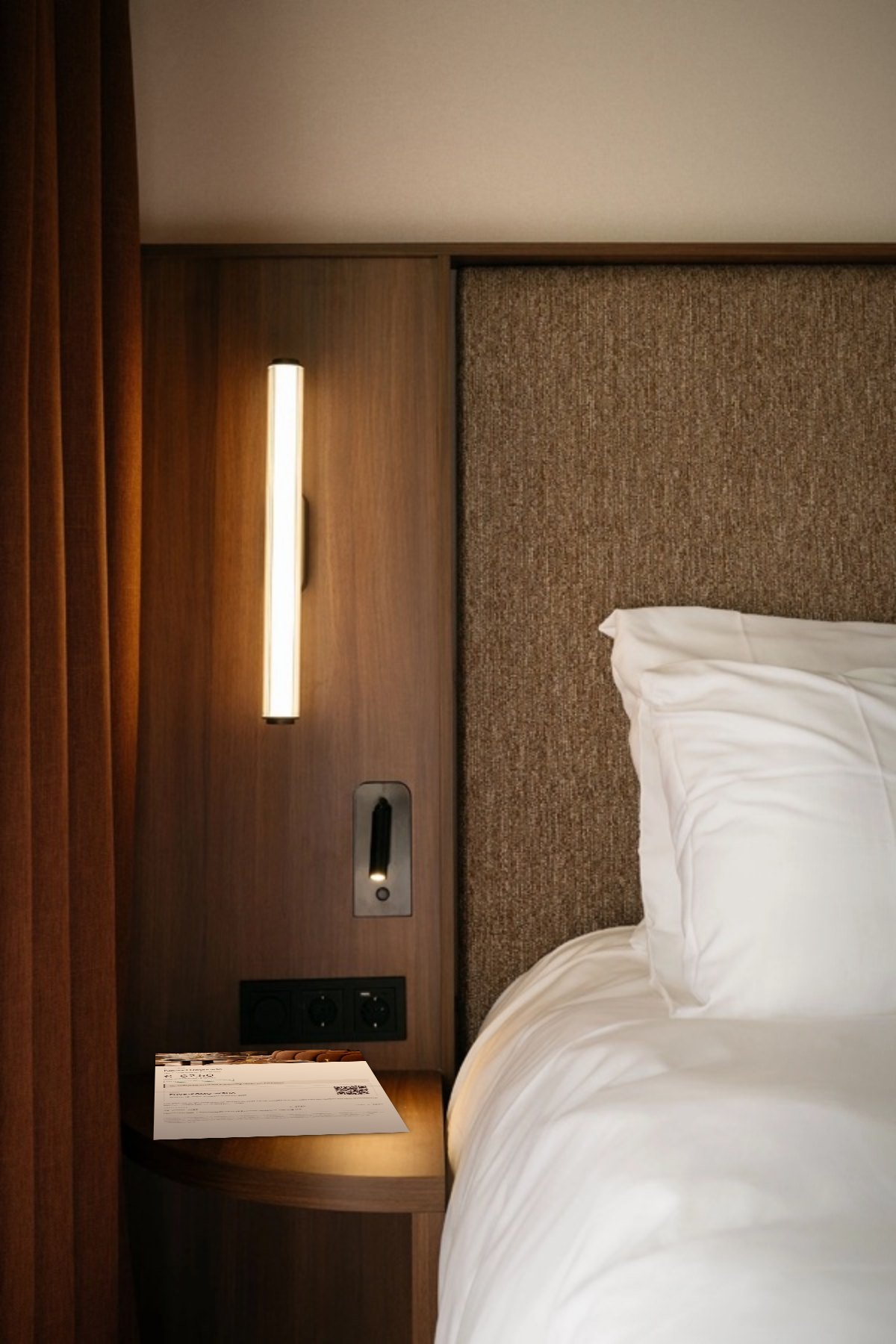 Een geprinte Voucello-bon op het nachtkastje van een kamer in Hotel Vrythof, in het licht van de leeslamp